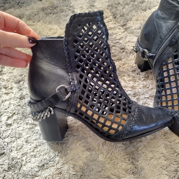 Schutz fishnet pointy toe chain buckle heel booties sz 8,5 - Picture 3 of 8